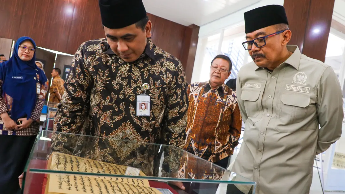  Wakil Gubernur Jawa Tengah Taj Yasin Maimoen mewakili Gubernur Jawa Tengah Ahmad Luthfi, saat menerima Kunjungan Kerja Spesifik Komisi X DPR RI di Kantor Perpustakaan Daerah Provinsi Jawa Tengah, Semarang, Kamis, 20 Agustus 2026. 