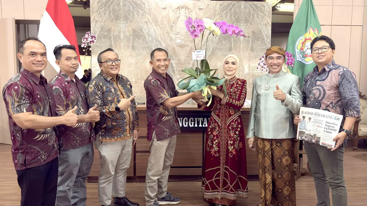 UCAPAN SELAMAT — Jajaran Direksi Jawa Pos-Radar Semarang menyerahkan ucapan selamat kepada Bupati Kendal Dyah Kartika Permanasari dan Wakil Bupati Benny Karnadi dalam rangka Hari Jadi Kabupaten Kendal ke-421 di Paringgitan, Kantort Bupati Kendal. (BUDI SETIYAWAN/RADARSEMARANG.ID)
