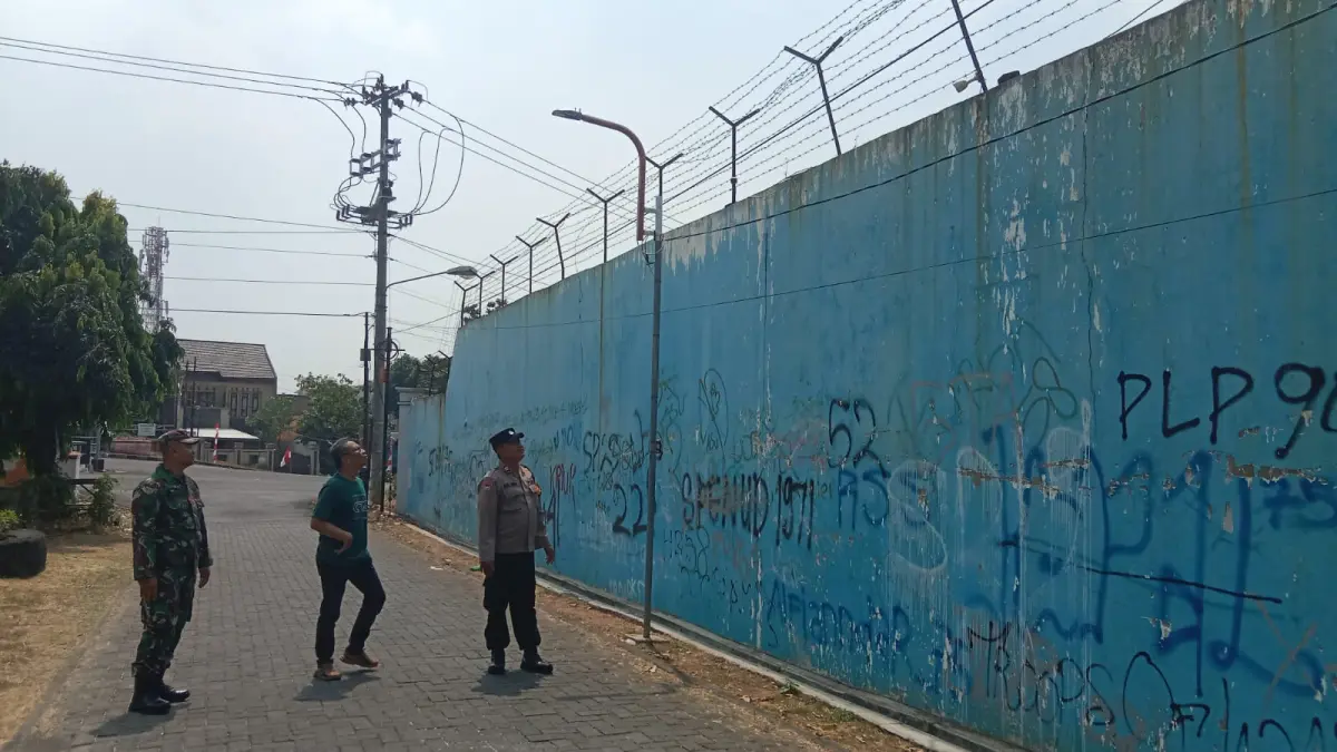 Anggota kepolisian bersama TNI Melakukan pengecekan dan memeriksa cctv disekitaran lokasi kejadian penusukan di Kembangarum
