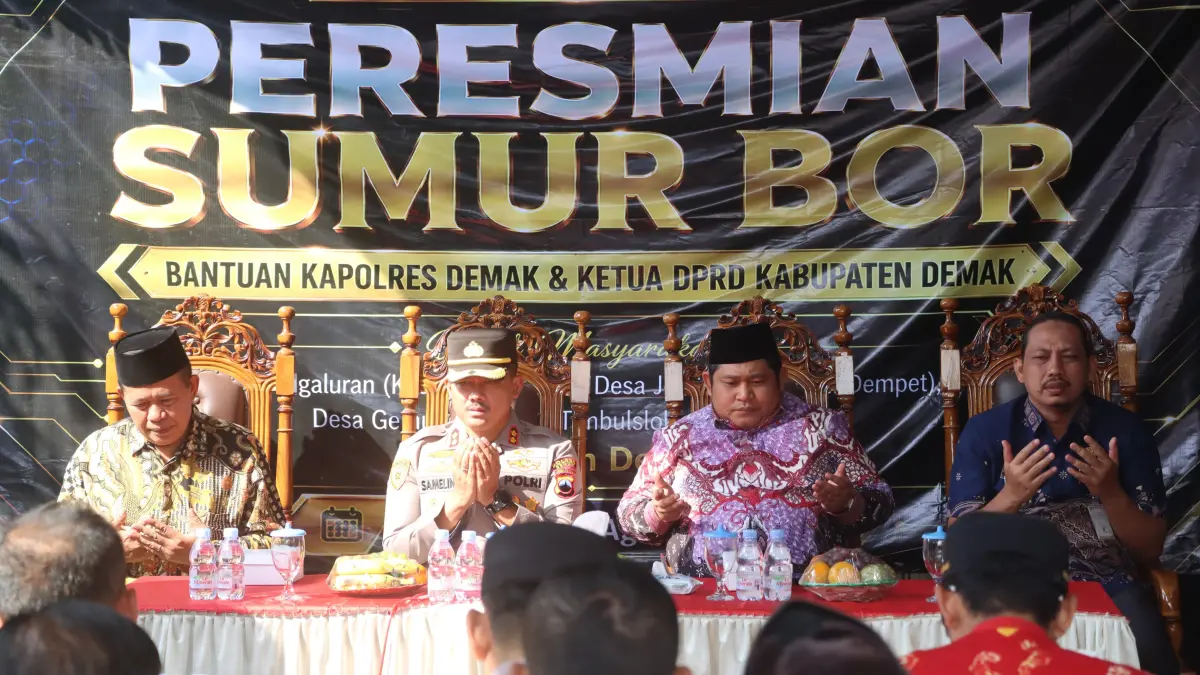 Kapolres Demak AKBP Samelino, Ketua DPRD H Zayinul Fata, dan Camat Karanganyar Ungguh Prakoso dalam peresmian sumur bor di Desa Ngaluran. (Wahibpribadi)