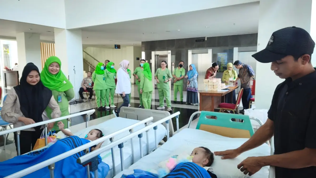 Kondisi dua bayi kembar siam asal Jepara yang berhasil dipisahkan melalui operasi di RSUP Dr Kariadi, Jumat (21/8/2026). (IDA FADILAH/JAWA POS RADAR SEMARANG)