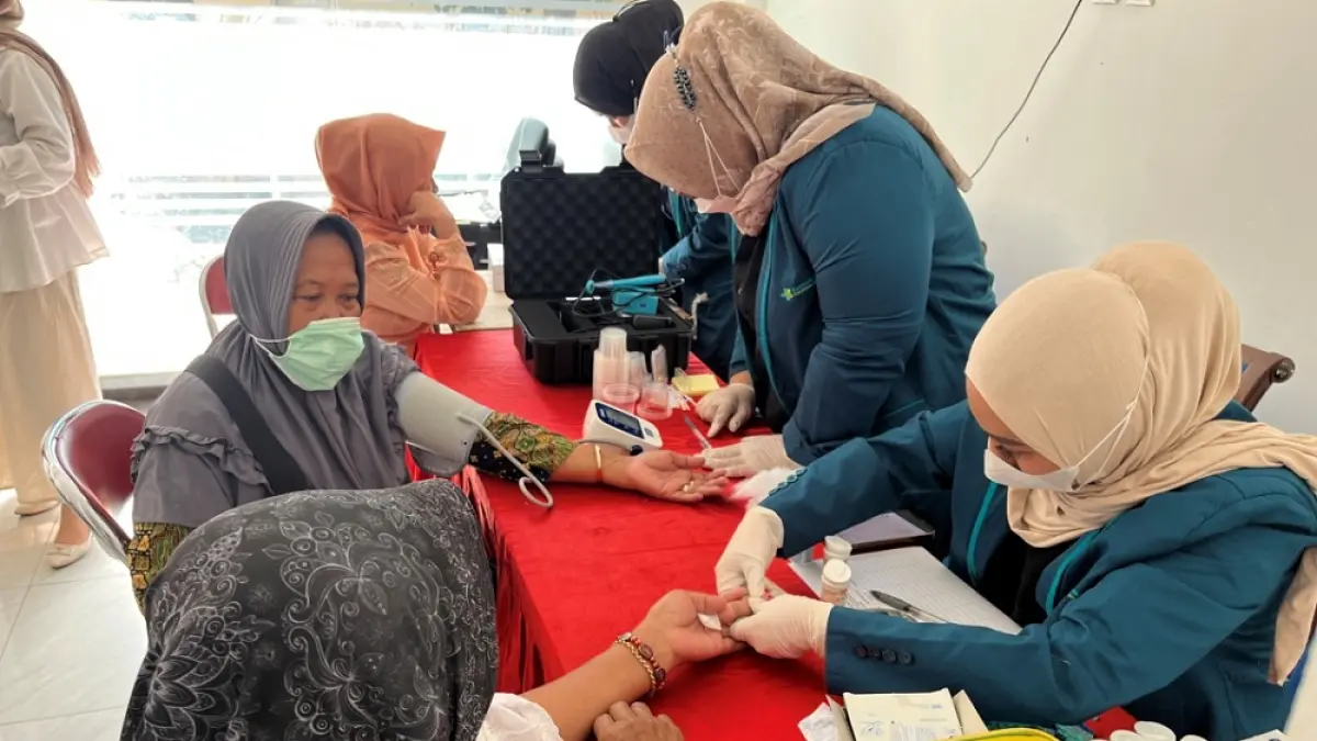 Layanan pemeriksaan kesehatan menyeluruh oleh tim pengabdi dan mahasiswa.&nbsp;