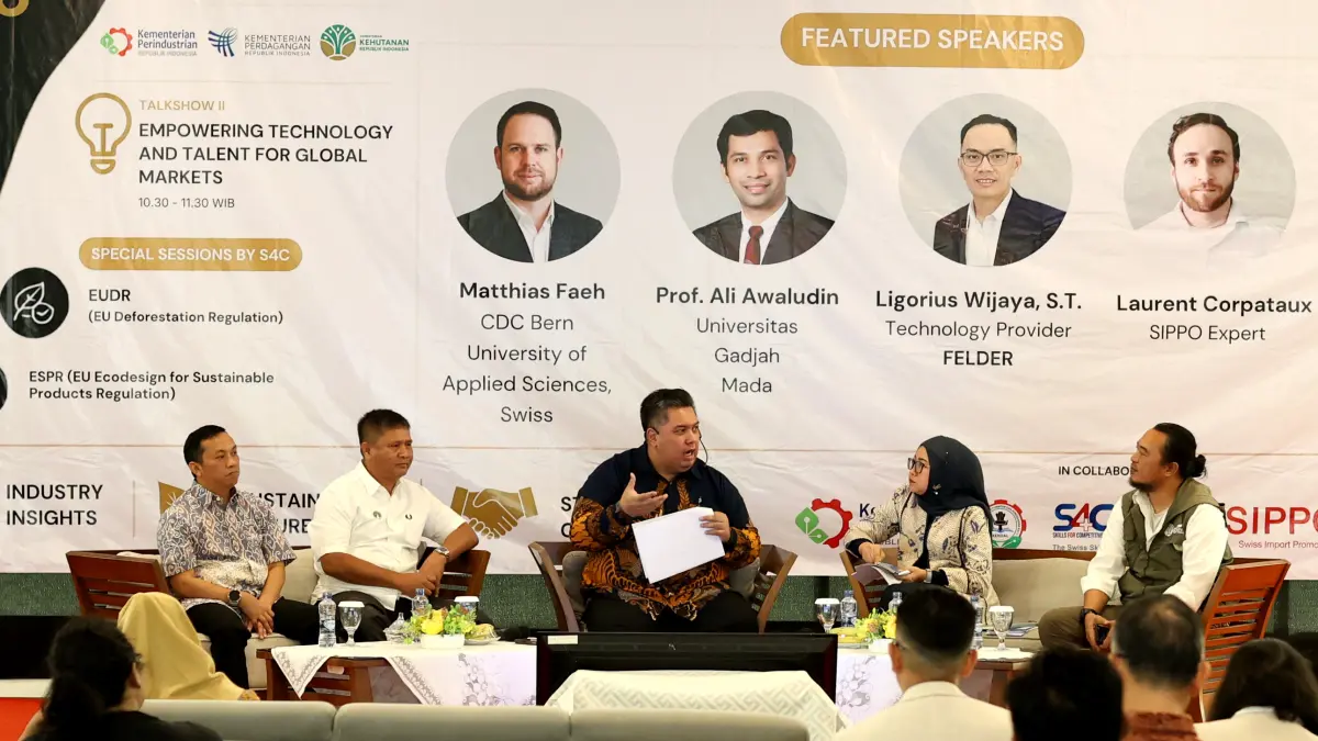 BAHAS REGULASI EROPA — Sejumlah narasumber membahas tantangan regulasi pasar global, termasuk EUDR dan ESPR, dalam International Furniture & Wood Industry Conference (IFWIC) 2026 di Politeknik Industri Furnitur dan Pengolahan Kayu (Polifurneka) Kendal. (BUDI SETIYAWAN/RADARSEMARANG.ID)