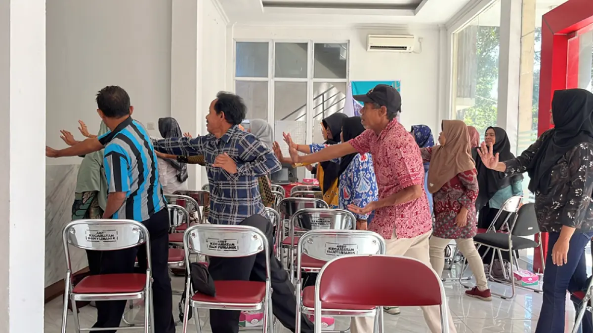 Para lansia peserta "SEMARAK LANSIA" saat praktik kebugaran.