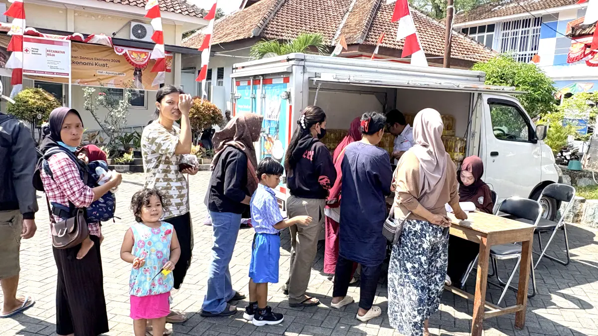 PASAR MURAH: Warga tampak antre membeli kebutuhan pangan dalam kegiatan pasar murah yang digelar Dinas Pertanian dan Pangan Kabupaten Kendal di Kecamatan Boja. (BUDI SETIYAWAN/RADAR SEMARANG.ID)