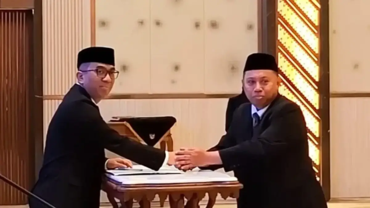 Rektor Unsoed Purwokerto, Pro Akhmad Sodiq (kanan) saat dilantik kembali menjadi Rektor untuk periode 2026-2030. (Ist)