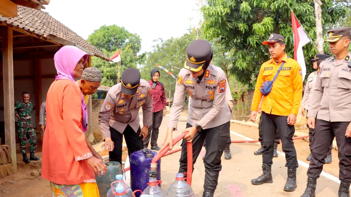 SALURKAN AIR BERSIH: Kapolres Kendal, AKBP Ratna Quratul Ainy, bersama jajaran membantu menyalurkan air bersih kepada warga Dusun Sirowo, Desa Sidomakmur, Kecamatan Kaliwungu Selatan. (BUDI SETIYAWAN/RADAR SEMARANG.ID)