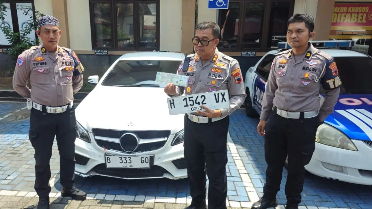 Sedan Putih B 333 GO Lawan Arus di Jalan Veteran Semarang Ternyata Pakai Plat Nomor Palsu dan Pajak Mati Setahun&nbsp;