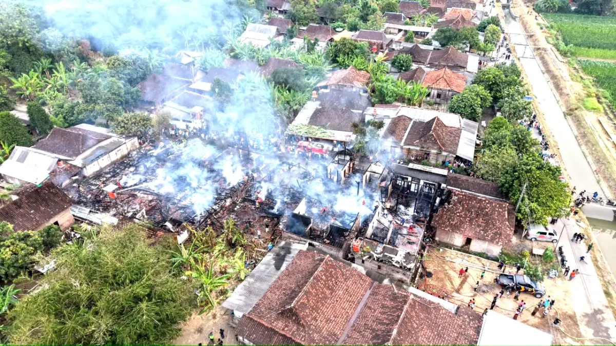 HANGUS TERBAKAR: Petugas pemadam kebakaran melakukan penanganan kebakaran yang menghanguskan sejumlah bangunan di kawasan permukiman. Asap tampak mengepul dari puing-puing bangunan yang terbakar. (BUDI SETIYAWAN/RADARSEMARANG.ID)