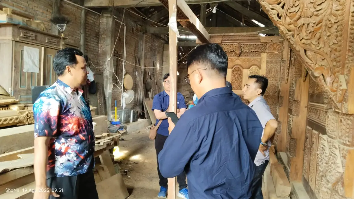 Ketua Tim Pengabdian kepada Masyarakat Universitas Muria Kudus (UMK) Dr. Nur Fajrie, M.Pd. bersama kru Jawa Pos TV di tempat mitra pengrajin Gebyok Desa Sidorekso, Kecamatan Kaliwungu, Kabupaten Kudus.

&nbsp;