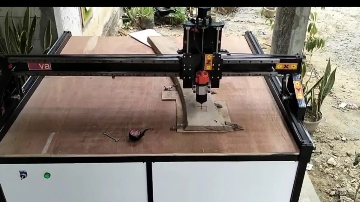 Mesin CNC router ukir kayu.yang telah disiapkan secara digital diterapkan pada panel kayu secara lebih terukur, presisi, dan konsisten.