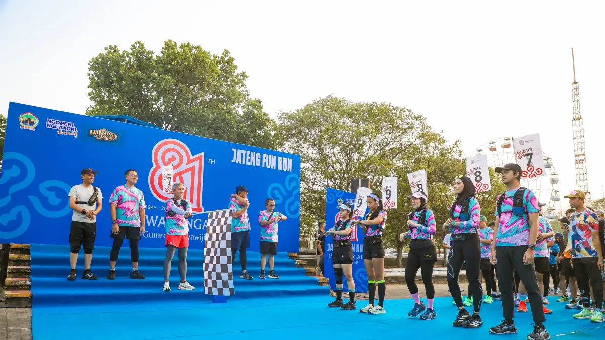 Sekretaris Daerah (Sekda) Jawa Tengah Sumarno, mewakili Gubernur Ahmad Luthfi melepas peserta Jateng Fun Run 8,1K di kawasan PRPP, Sabtu (22/8)