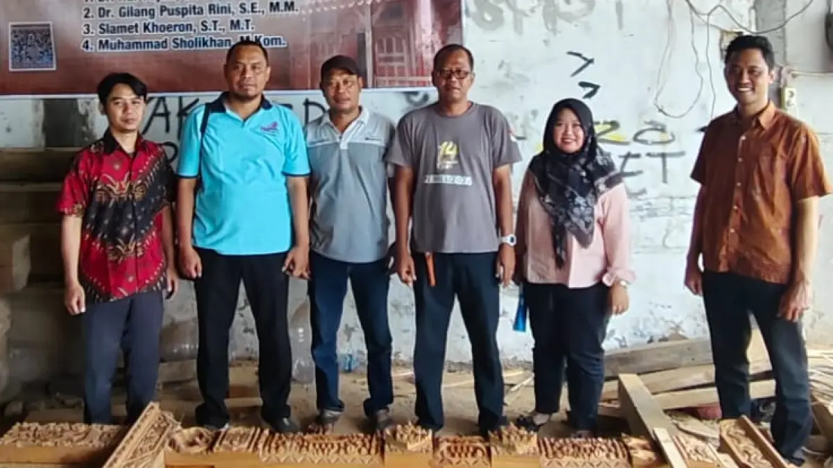 Tim Pengabdian kepada Masyarakat Universitas Muria Kudus (UMK) dan Universitas STEKOM Semarang bersama mitra pengrajin Gebyok Desa Sidorekso, Kecamatan Kaliwungu, Kabupaten Kudus.