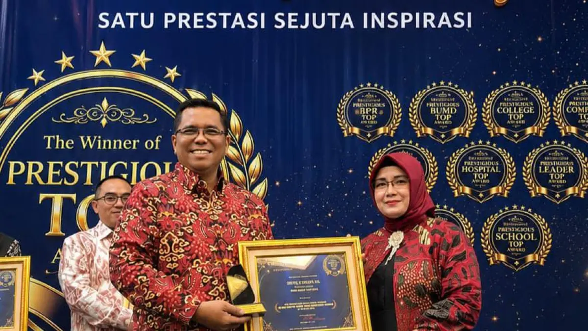 Imron Cahyadi menerima penghargaan atas prestasi BUMD yang dipimpinnya 