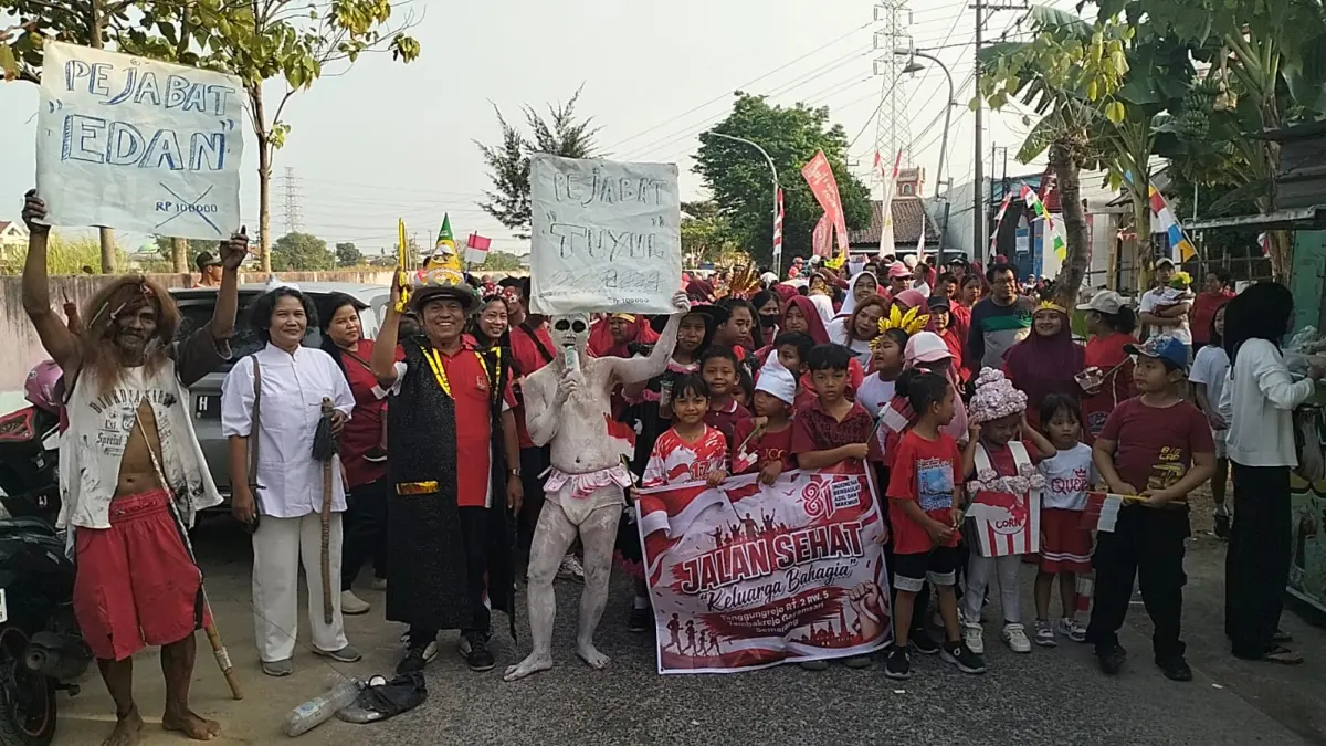  Jalan sehat memperingati HUT ke-81 Kemerdekaan RI di RW 5 Kelurahan Tambakrejo, Kecamatan Gayamsari, Minggu (23/8), berlangsung meriah sekaligus nyeleneh. (FIGUR RONGGO WASSALIM)
