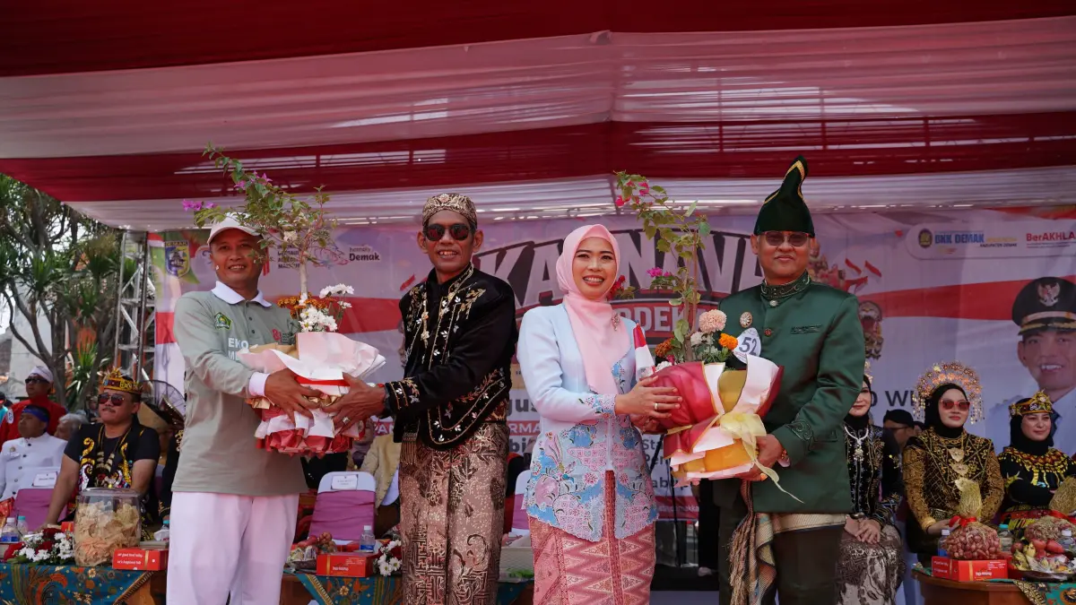 Kepala Kemenag Demak Abdur Rouf serahkan bibit pohon ke Bupati Demak dr Eisti