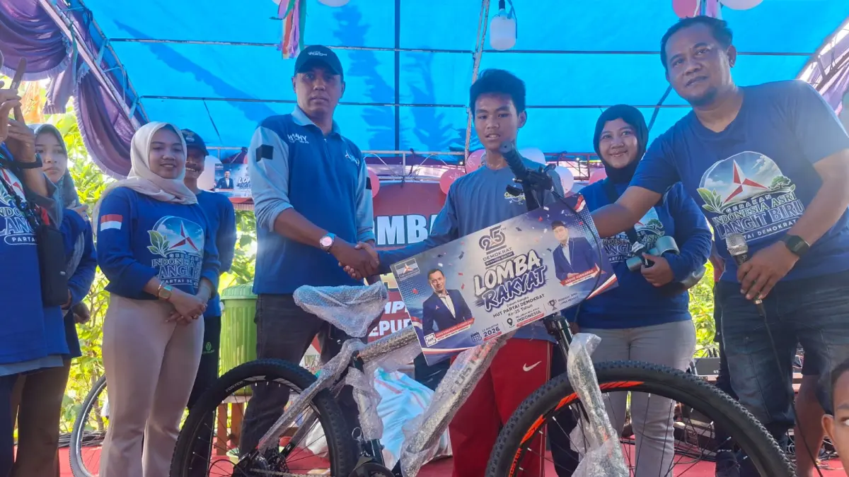 Ketua DPC Partai Demokrat Demak H Fatkan menyerahkan hadiah lomba rakyat di Kelurahan Betokan Kota Demak.(Wahibpribadi)