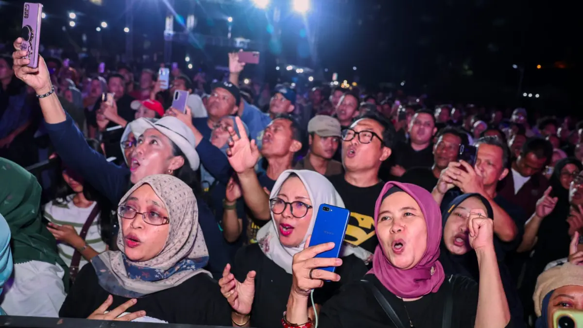 Ribuan pengunjung terbawa suasana dan larut dalam kemeriahan acara.