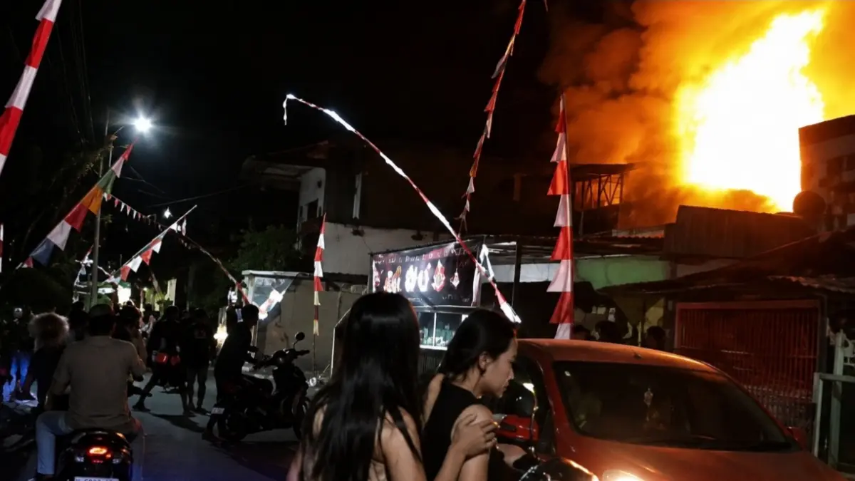 Api terlihat membumbung tinggi diatas bangunan rumah dua lantai terbakar di kawasan GBL Mangkang Kulon Kota Semarang, Minggu (24/8/2026) malam  