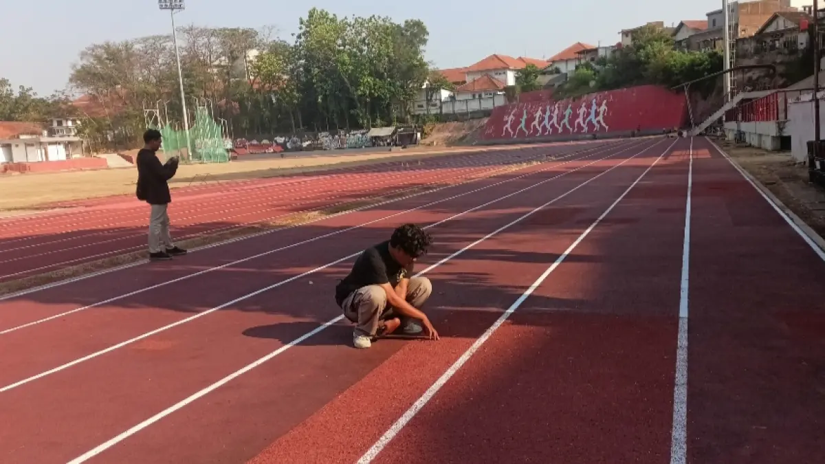BELUM RAMPUNG : Lintasan Atletik di GOR Tri Lomba Juang, kembali ditutup karena perbaikan belum rampung.
