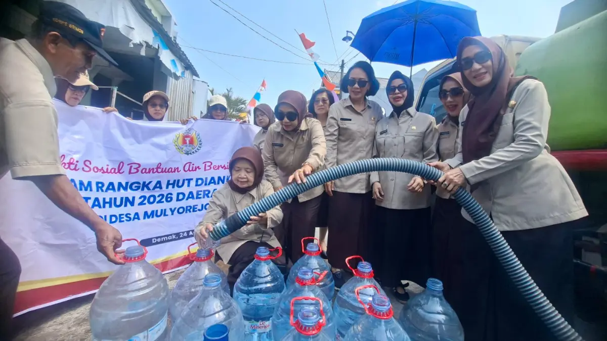Ketua Dian Kemala Daerah Jateng Ny Diah Syukrani menyerahkan bantuan air bersih di Desa Mulyorejo Demak Kota.(Wahibpribadi)