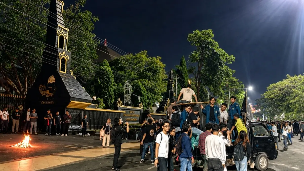 Massa aksi demo Bem Undip Semarang meninggalkan lokasi Jalan Pahlawan Senin (24/8/2026) sekitar pukul 18.20 