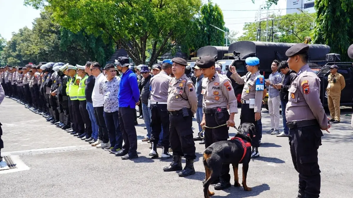 Personil kepolisian melakukan apel pasukan di halaman kantor DPRD Jateng terkait pengamanan aksi demo Senin (24/8/2026) 