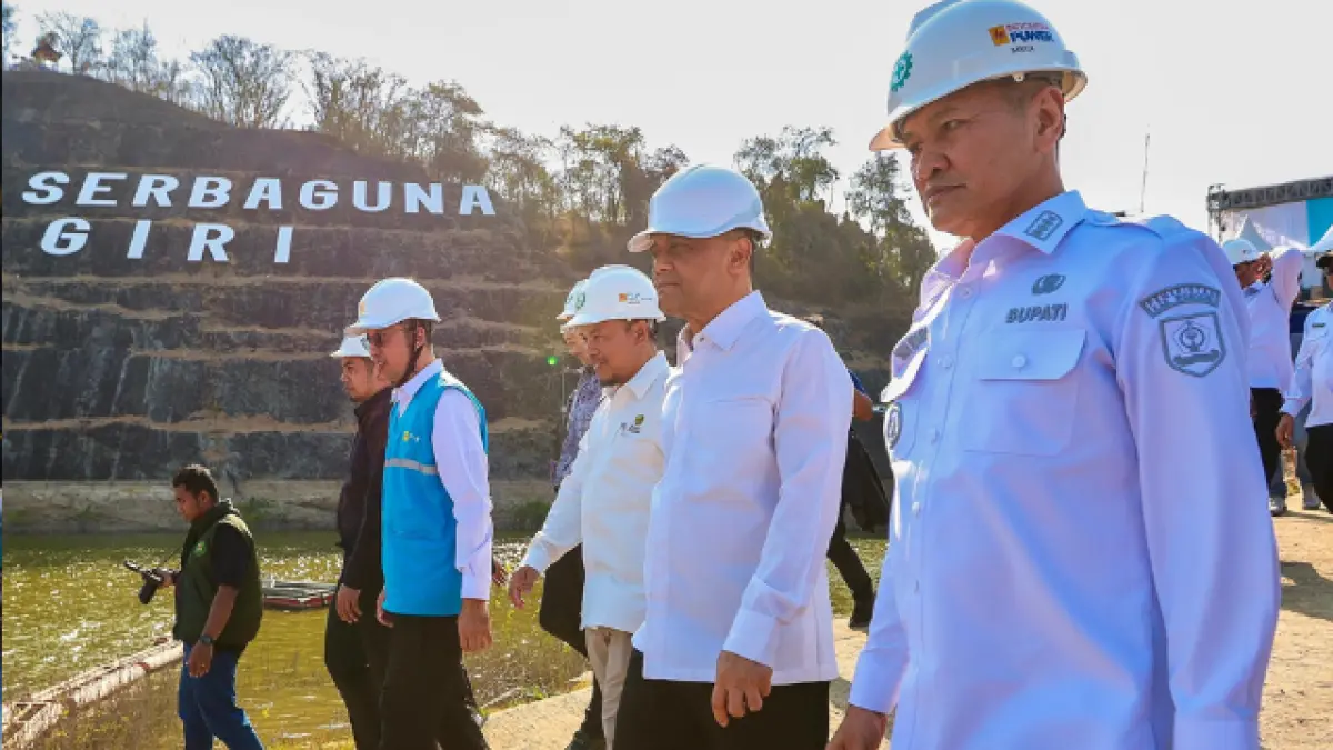 Gubernur Jawa Tengah, Ahmad Luthfi menhadiri peluncuran Program PLTS 100 GWp yang dipimpin Presiden Prabowo Subianto dari Bali, Selasa (25/8/2026).