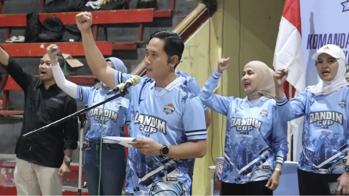 DANDIM CUP: Dandim 0715/Kendal Letkol Inf Ade Sohali bersama Bupati Kendal Dyah Kartika Permanasari saat pembukaan Kejuaraan Dandim Cup Bola Basket 2026 di Kendal, Sabtu (22/8/2026). Ajang ini menjadi wadah pembinaan sekaligus pencarian bibit atlet basket muda berprestasi. (Budi Setiyawan/RadarSemarang.ID)