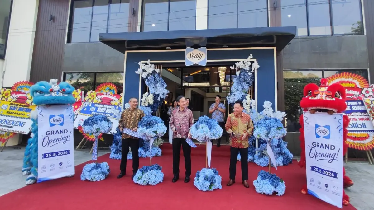 POTONG PITA: General Manager Sealy Asia Lee Chee Yan (tengah) bersama Country Leader Sealy Indonesia Daniel Lauw (kanan) resmikan Sealy Boutique Semarang.