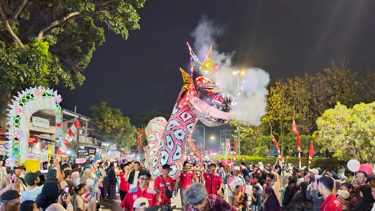 Ribuan warga Sekaran tumplek di jalan mengikuti Karnaval Maulid Nabi Muhammad SAW 1448 Hijriah, Senin (24/8) malam. (FIGUR RONGGO WASSALIM)