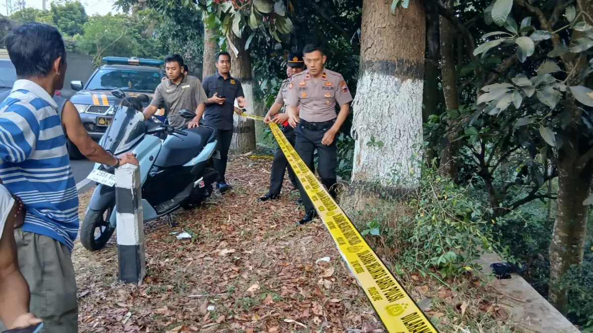 Tim Polsek Bandungan saat lakukan olah TKP temuan bayi kawasan depan makam Desa Pakopen, tepatnya di Jalan Raya Jimbaran–Lemah Abang, Dusun Pakopen Desa Pakopen, Kecamatan Bandungan.