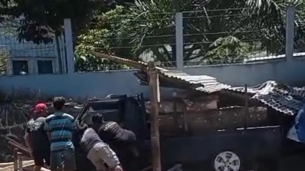 Warga membantu mengevakuasi mobil yang terlibat kecelakaan 