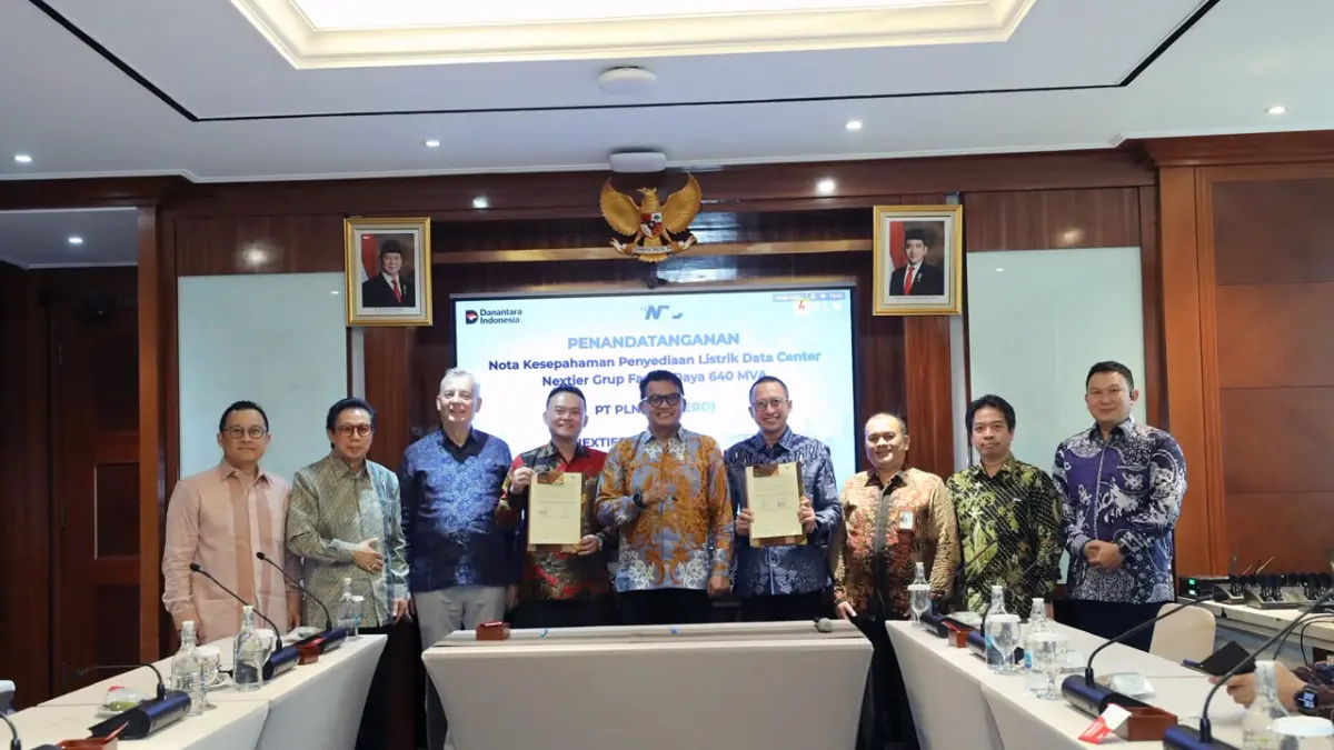 Penandatanganan MoU oleh General Manager PLN UID Jawa Tengah Bramantyo Anggun Pambudi bersama Direktur PT Nextier Datamate Center, Suriyanto dan disaksikan Direktur Retail dan Niaga PLN M. Fahrur Rozy, Director Zankore, Ulf Ewald Ewaldson, Direktur PT NexAI Digital Infrastructure Ahmad Zulfikar Said, serta jajaran PLN Grup.