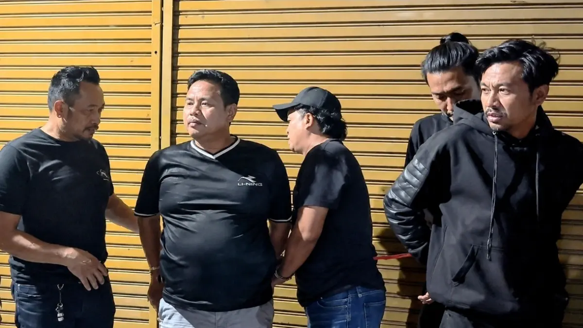 Dua pria terduga pelaku dengan tangan terikat dibelakang saat ditangkap kepolisian 