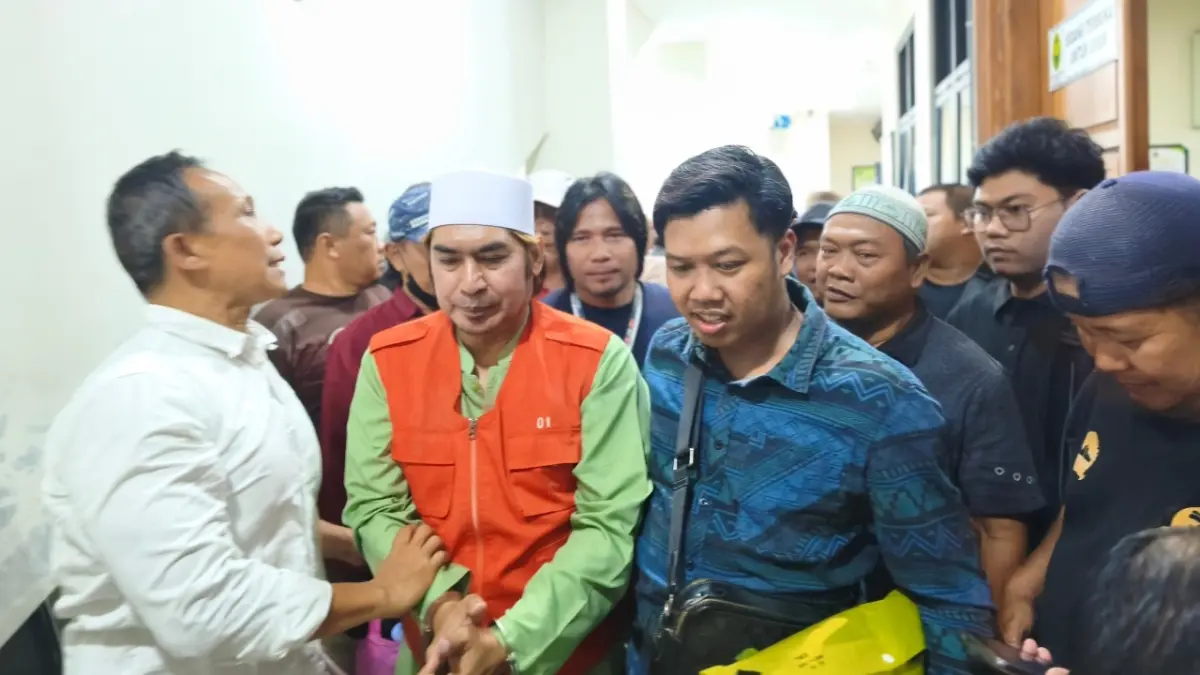 Gus Yazid menjalani sidang di Pengadilan Tipikor Semarang dikawal puluhan santri, Rabu (26/8/2026). (IDA FADILAH/JAWA POS RADAR SEMARANG)