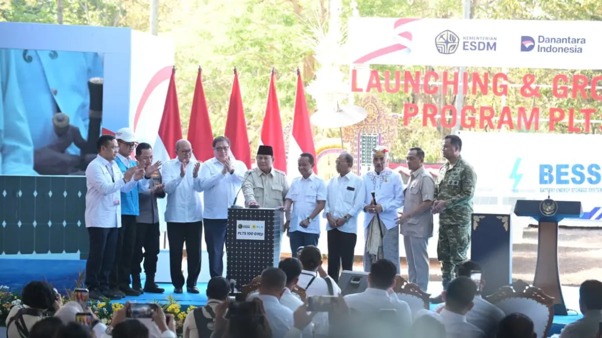 GROUNDBREAKING PLTS : Presiden RI, Prabowo Subianto (tengah) secara simbolis melakukan penekanan tombol dalam Launching & Groundbreaking Program PLTS 100 GWp di Gilimanuk, Bali pada Selasa 25 Agustus 2026. Presiden didampingi Menteri ESDM Bahlil Lahadalia (kelima dari kanan), Menko Bidang Perekonomian Airlangga Hartarto (kelima dari kiri), Menteri Investasi dan Hilirisasi/Kepala BKPM Rosan Perkasa Roeslani (keempat dari kiri), Kepolri RI Jenderal Polisi Listyo Sigit Prabowo (ketiga dari kiri), Direktur Utama PLN Darmawan Prasodjo (kedua dari kiri), Direktur Utama Pertamina Simon Aloysius Mantiri (kiri), Gubernur Bali I Wayan Koster (keempat dari kanan), Ketua Majelis Desa Adat Provinsi Bali Ida Panglingsir Agung Putra Sukahet (ketiga dari kanan), Menteri Sekretaris Negara Prasetyo Hadi (kedua dari kanan), dan Wakil Panglima TNI Tandyo Budi Revita (kanan). (DOK. PLN UIT JBT)