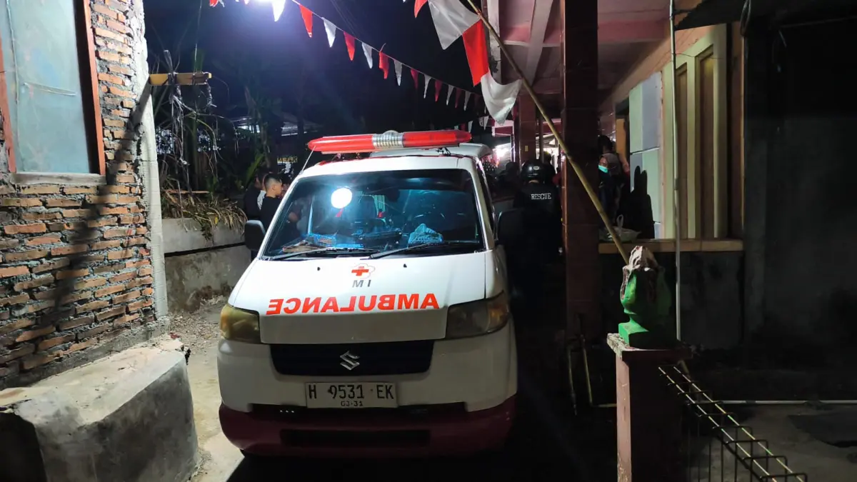 Ambulan PMI Salatiga mengevakuasi korban dari rumah kos