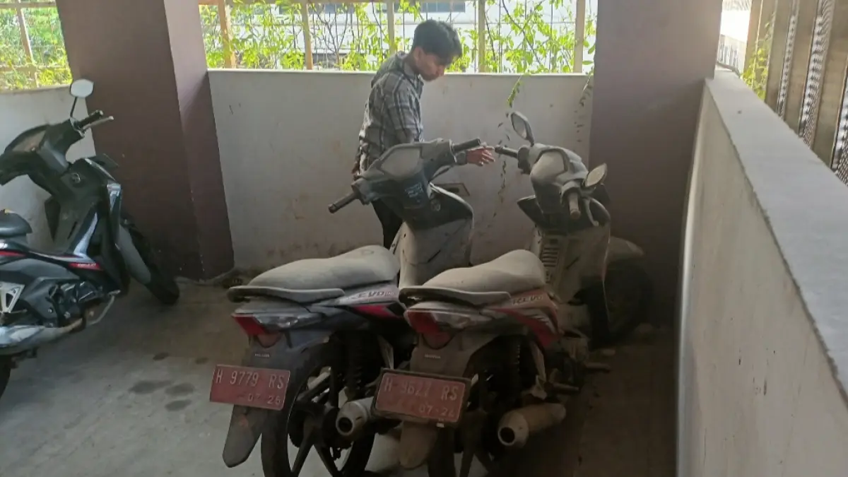 BERDEBU : Sejumlah kendaraan dinas dibiarkan mangkrak hingga berdebu di gedung parkir Pemkot Semarang.