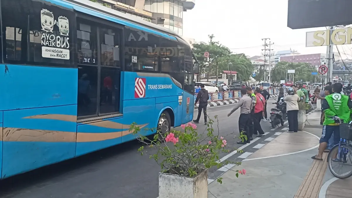 MASUK KE KOLONG : Seorang pengendara motor matic tergelincir di Tikungan Taman Pierre Tendean dan masuk ke kolong Trans Semarang.