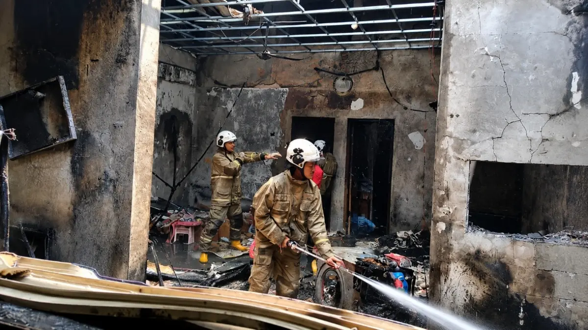 Personil Damkar Kota Semarang melakukan proses pemadaman api di kebakaran rumah Banyumanik Semarang, Kamis (17/8/2026). 