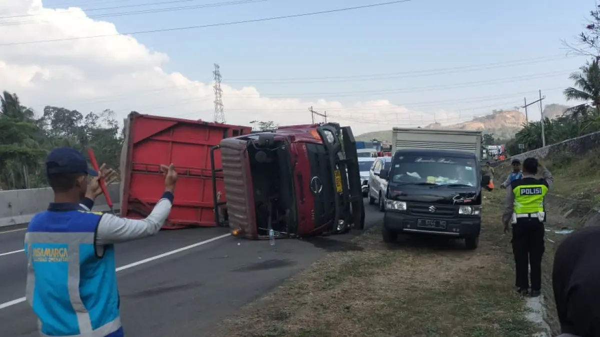 Truk box melintang di jalan Tol KM 430.900 jalur B setelah gagal mengerem.