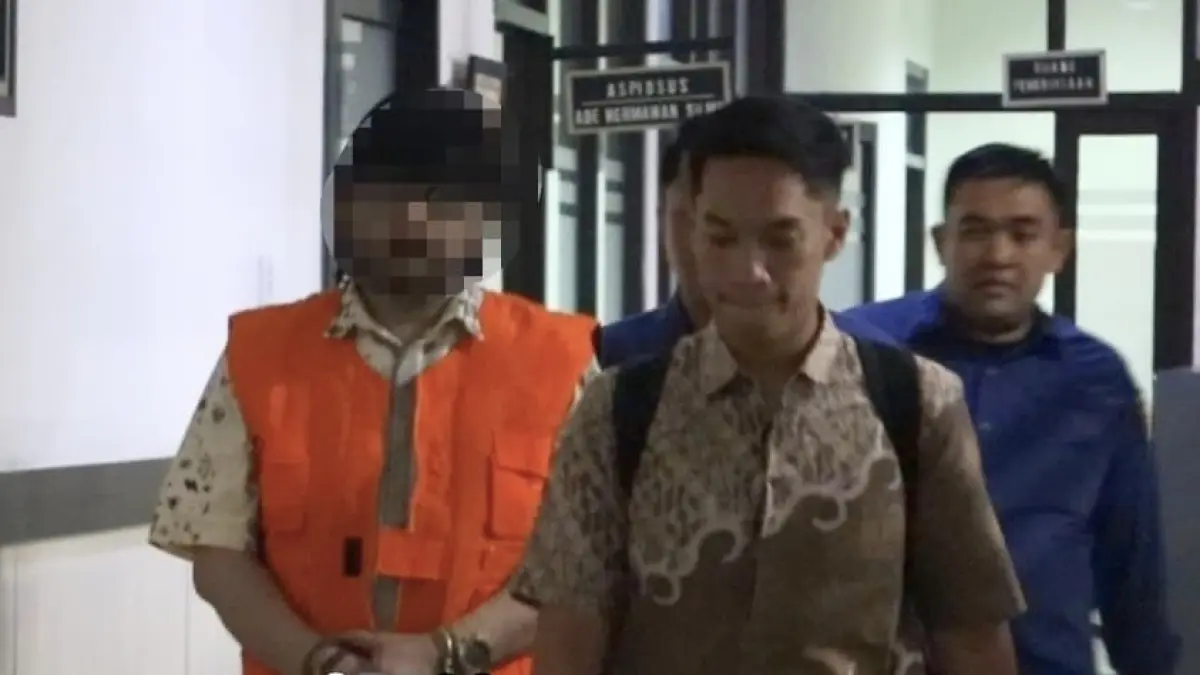 Kejaksaan Tinggi Jateng menahan dua tersangka dalam kasus dugaan penyimpangan pemberian kredit modal kerja bank pemerintah, Kamis (27/8/2026).