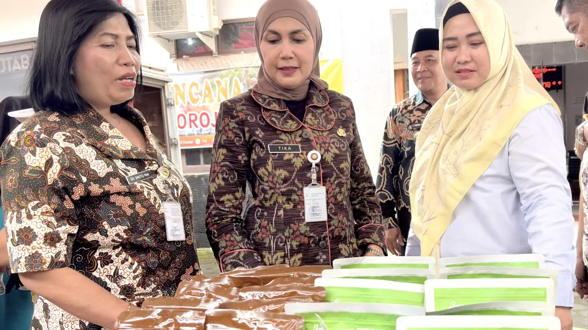 INGATKAN KERAS: Bupati Kendal Dyah Kartika Permanasari meminta data penerima bantuan CPP di Desa Penjalin, Kecamatan Brangsong, Kabupaten Kendal dicek lagi. Bantuan tersebut menjadi upaya pemerintah untuk membantu memenuhi kebutuhan pangan warga sekaligus menjaga keterjangkauan harga beras. (BUDI SETIYAWAN/RADARSEMARANG.ID)