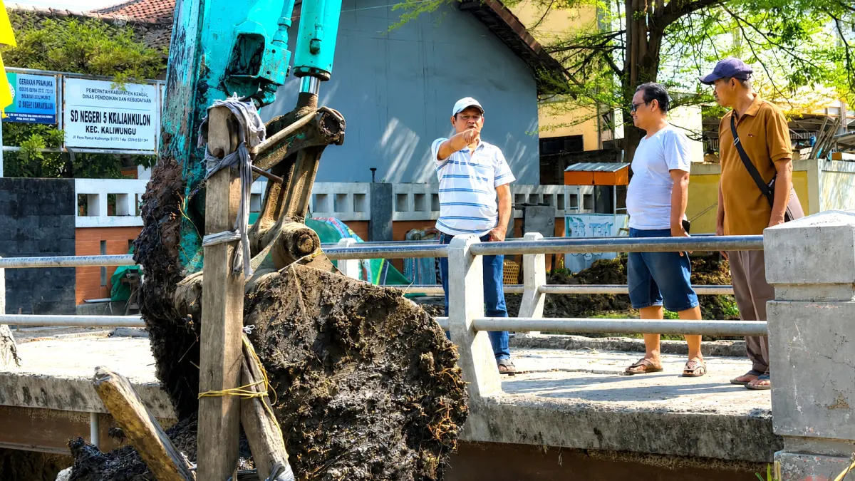 TINJAU NORMALISASI: Wakil Ketua Komisi C DPRD Kendal Nurul Mujib meninjau proses normalisasi Sungai Aji, Desa Krajankulon, Kecamatan Kaliwungu. Normalisasi dilakukan untuk mengurangi sedimentasi dan memperlancar aliran sungai guna menekan risiko banjir saat musim penghujan. (BUDI SETIYAWAN/RADARSEMARANG.ID)