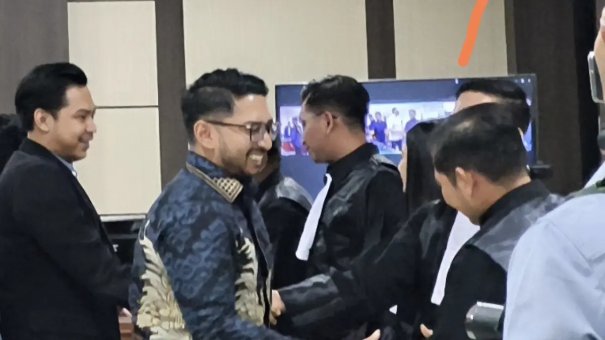 Sabiq Ashraff selaku Direktur perusahaan PT RNB ketika menjadi saksi di kasus gratifikasi dan pengadaan outsourcing di Pemkab Pekalongan sang ibu, Fadia Arafiq, Jumat (28/8/2026). (IDA FADILAH/JAWA POS RADAR SEMARANG)