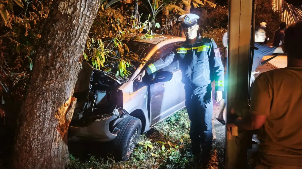 Kecelakaan di Jalan Argorumakso, dekat Perumahan Nirvana, Kelurahan Ledok, Kecamatan Argomulyo. Honda Jazz H 1716 UO menabrak pohon di tepi jalan.