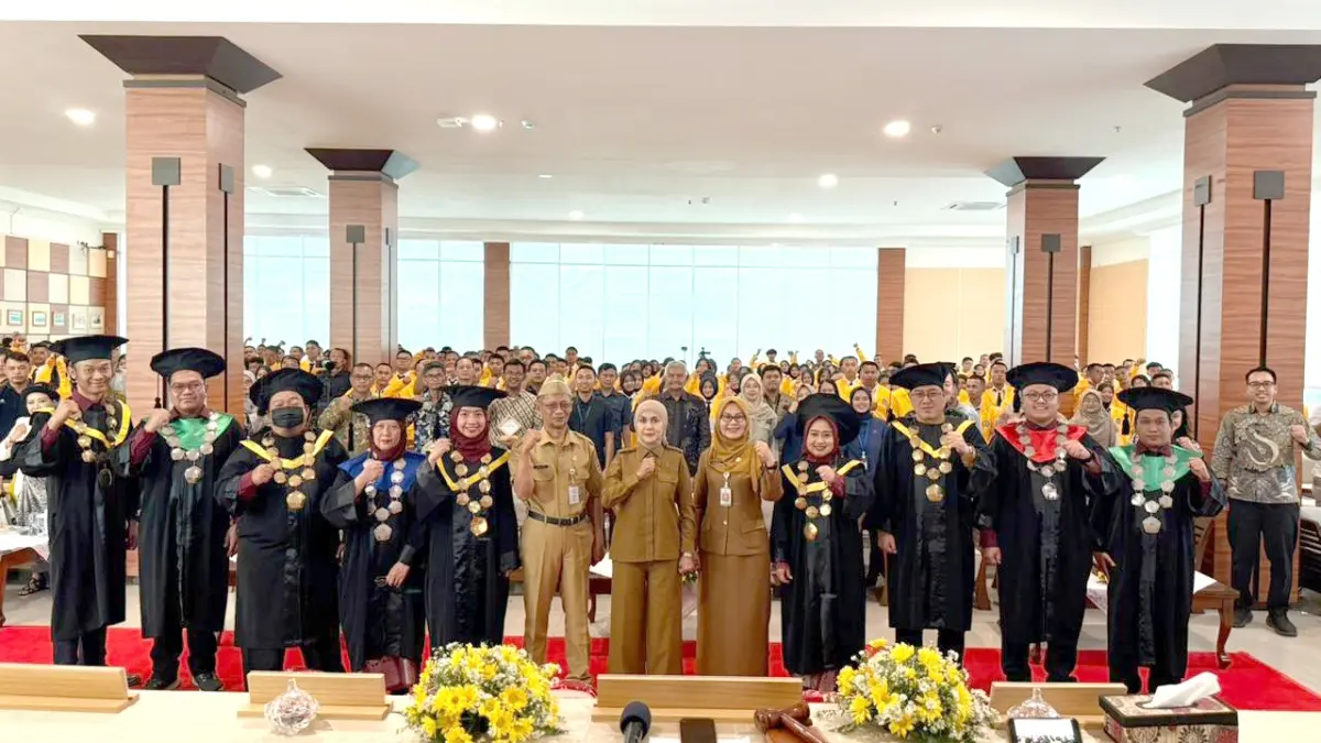 BERSAMA: Jajaran pimpinan Polifurneka Kendal bersama Bupati Kendal, Dyah Kartika Permanasari berfoto bersama mahasiswa baru usai pengukuhan mahasiswa baru Tahun Akademik 2026/2027 di Kampus Polifurneka Kendal, Senin (31/8). (BUDI SETIYAWAN/RADARSEMARANG.ID)