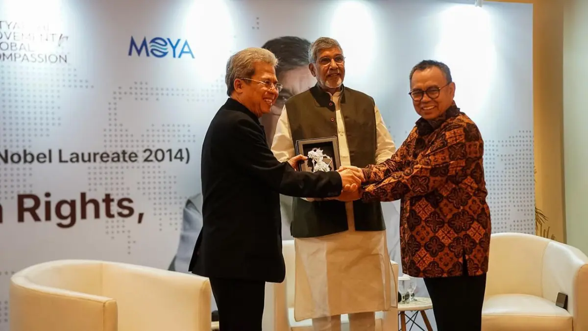 Rektor Universitas Harkat Negeri Dr. Sudirman Said (kanan) memberikan cindera mata kepada moderator forum Todung Mulya Lubis disaksikan peraih Nobel Perdamaian asal India Kailash Satyarthi.