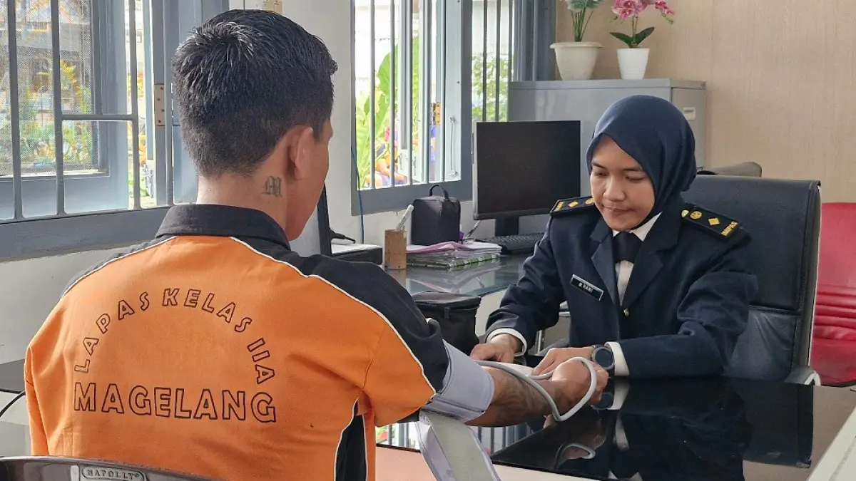 Tenaga dokter di Lapas Kelas IIA Magelang sedang memeriksa tekanan darah warga binaan. (PUPUT&nbsp;PUSPITASARI/JAWA POS RADAR SEMARANG)